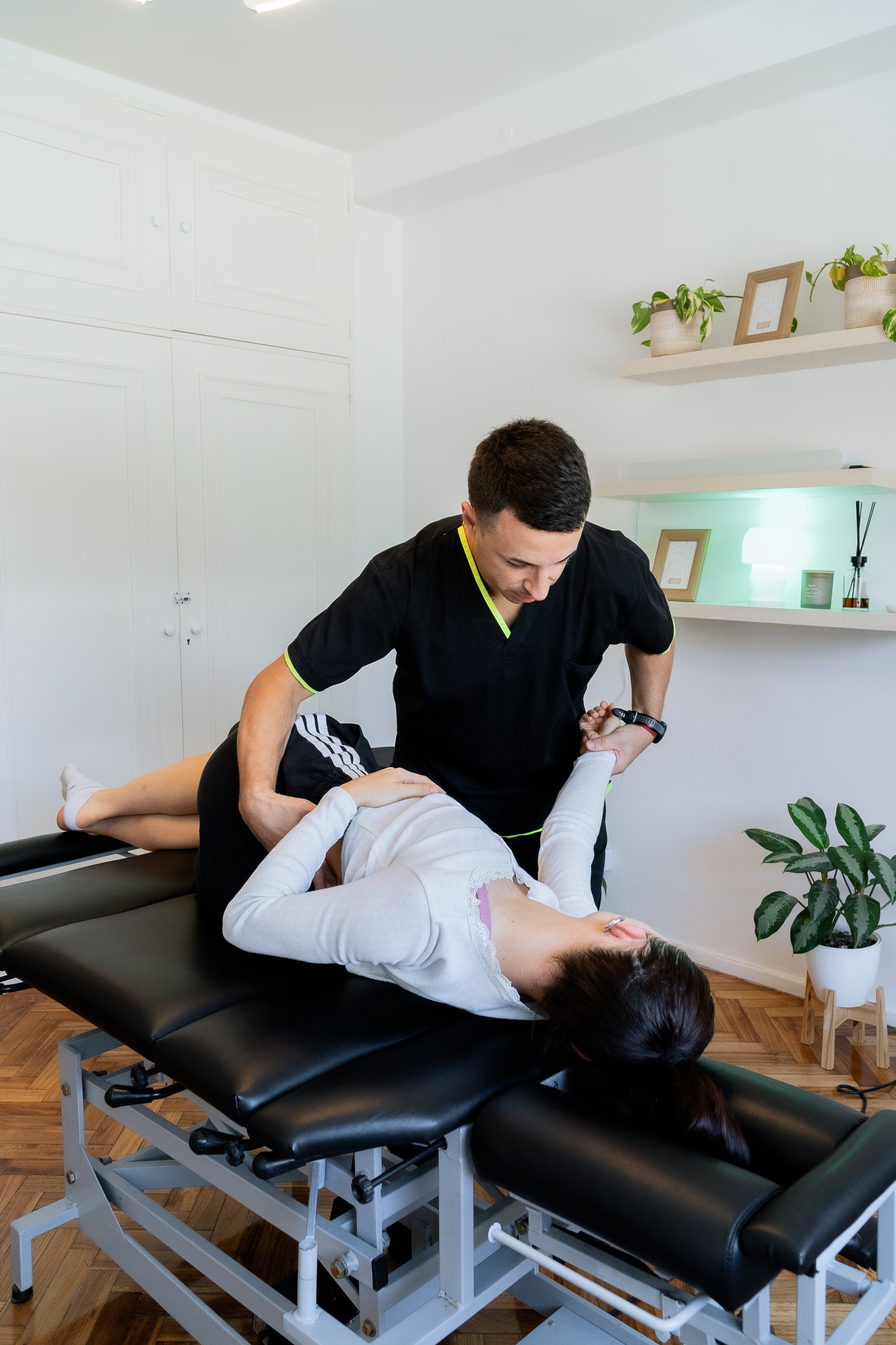 Eros Marinelli realizando una evaluación kinesiológica